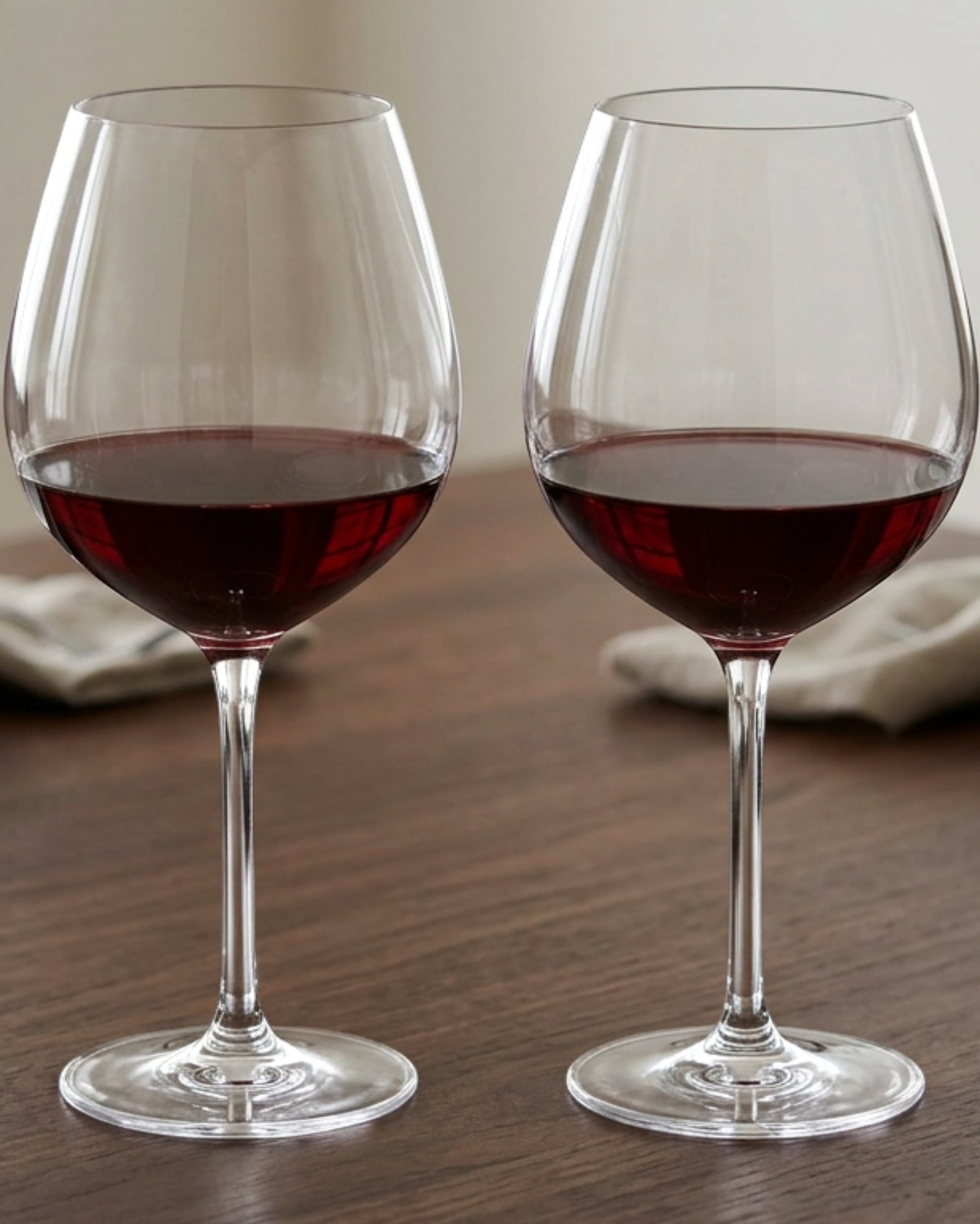Xplvc Vintarc Crystal Burgundy Wine Glasses 22 oz Clear Set of 2 - Lifestyle view